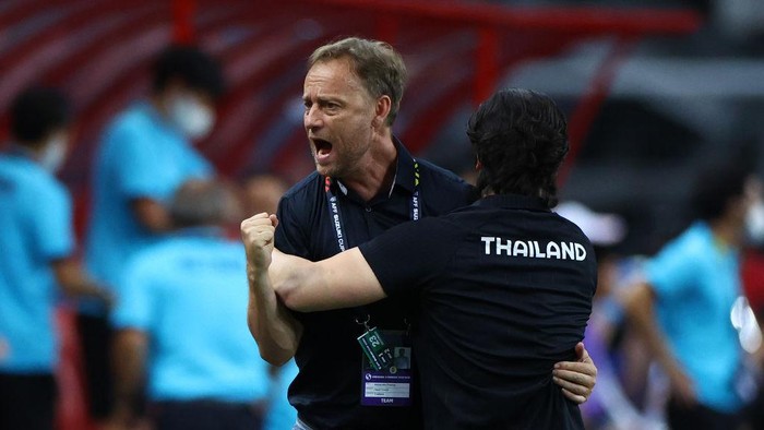 SINGAPORE, SINGAPORE - DECEMBER 23: Head coach Alexandre Polking of Thailand celebrates after the 2-0 victory over Vietnam during the first leg of their AFF Suzuki Cup semifinal at the National Stadium on December 23, 2021 in Singapore. (Photo by Yong Teck Lim/Getty Images)