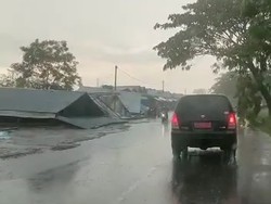 Angin Kencang Tumbangkan Pohon hingga Toko Oleh-oleh di Suramadu Sisi Bangkalan
