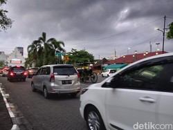 Malioboro Diserbu Wisatawan, Petugas Gabungan Siaga Bubarkan Kerumunan