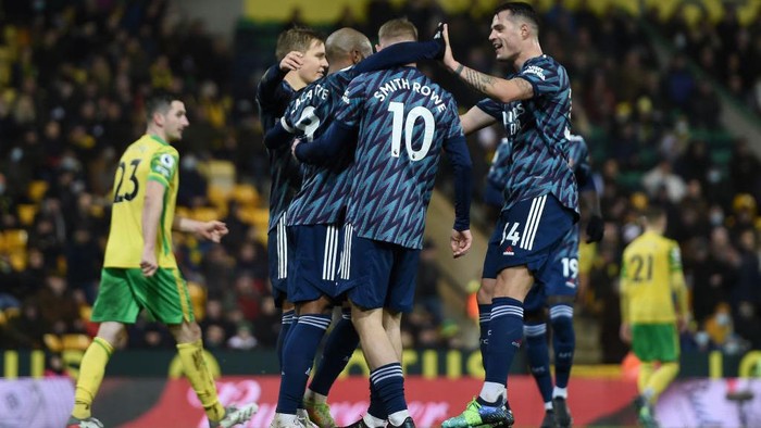 NORWICH, ENGLAND - DECEMBER 26: Alexandre Lacazette celebrates with teammates Martin Odegaard, Granit Xhaka and Emile Smith Rowe of Arsenal after scoring their teams fourth goal from the penalty spot during the Premier League match between Norwich City and Arsenal at Carrow Road on December 26, 2021 in Norwich, England. (Photo by Harriet Lander/Getty Images)