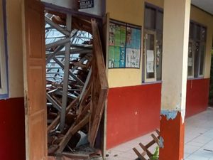 Atap Bangunan Salah Satu Ruangan SD Negeri di Ciamis Ambruk