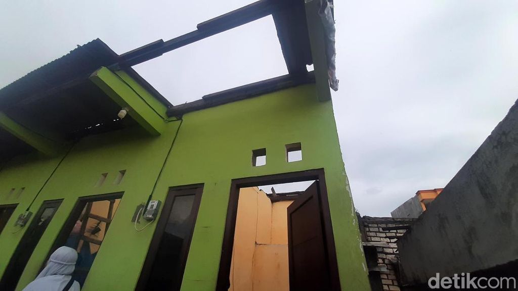 Atap Rumah Beterbangan Dihajar Angin Kencang di Surabaya Atap Rumah Beterbangan Dihajar Angin Kencang di Surabaya