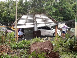 Hujan Es Disertai Angin Kencang Terjang Tasik, Pohon-Baliho Tumbang