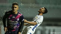 Cristian Gonzales membawa Rans unggul 3-0 atas PSIM lewat gol sundulannya setelah memanfaatkan umpan silan Rifal Lastori pada menit ke-80.