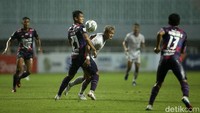 Pertandingan di Stadion Pakansari, Kabupaten Bogor, Senin (27/12/2021), berlangsung dengan tempo cepat. Kedua tim menampilkan permainan ngotot untuk memenangi pertandingan.