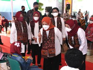 Bareng Wury Maruf, Iriana Tinjau Vaksinasi COVID-19 Anak di Jakarta