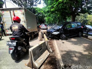 Brakk! Mobil Tabrak Separator TransJakarta di Jaksel