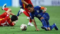 Nama kelima ada Chanathip Songkrasin, kapten Thailand di Piala AFF. Ia juga menjadi sosok yang harus diwaspadai Indonesia, mengingat kemampuannya dalam mengatur serangan dan juga mencetak gol. Foto: Getty Images/Yong Teck Lim
