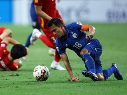 Nama kelima ada Chanathip Songkrasin, kapten Thailand di Piala AFF. Ia juga menjadi sosok yang harus diwaspadai Indonesia, mengingat kemampuannya dalam mengatur serangan dan juga mencetak gol. Foto: Getty Images/Yong Teck Lim