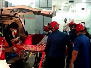 Damkar Bantu Evakuasi Pria 180 Kg yang Jatuh di Kelapa Gading Dibawa ke RS