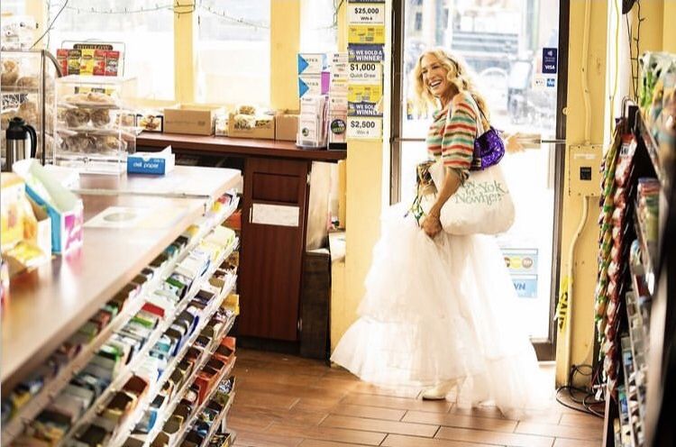 Foto: Kembali Hadirkan Gaya Ikonis di Serial And Just Like That, Intip Outfit Colorful Carrie Bradshaw dan Teman-Temannya di Episode 4/ Instagram.com/justlikethatmax