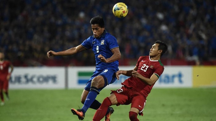 Thailand football player Sirod Chatthong (L) battles with Indonesia football player Hansamu Pranata (R) for the ball during the AFF Suzuki Cup Final between Thailand and Indonesia at Rajamangala Stadium in Bangkok on December 17, 2016. (Photo by LILLIAN SUWANRUMPHA / AFP)