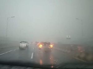 Hujan Disertai Angin Kencang di Suramadu, Pengguna Jalan Tunda Melintas