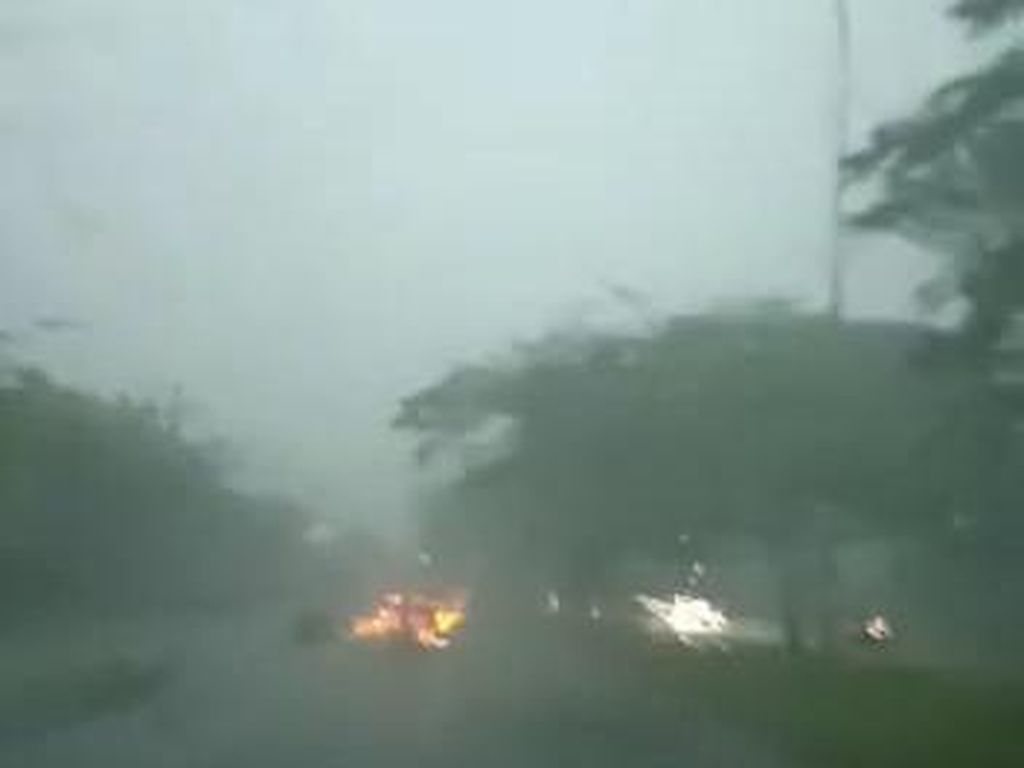 Penjelasan BMKG soal Hujan Deras-Angin Kencang Guyur Surabaya hingga Sidoarjo