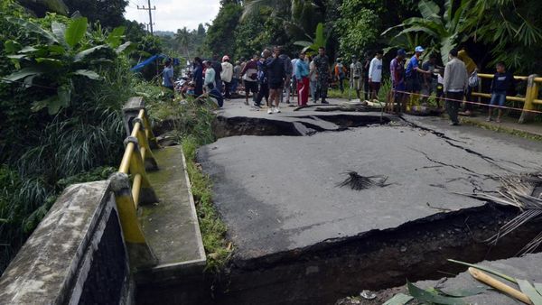 Jembatan Way Gebang Lampung Putus Gegara Sungai Meluap