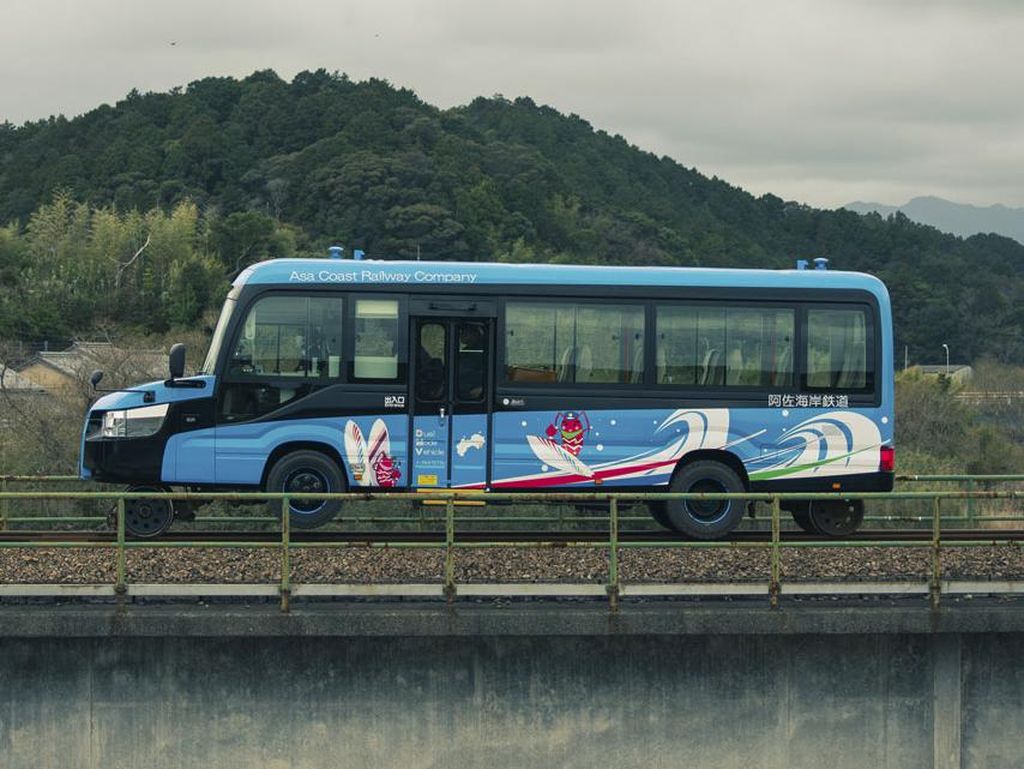 Unik, Jepang Bikin Bus yang Bisa Jalan di Rel Kereta.