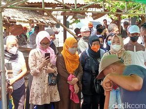 Istri Tetap Tegar Lihat Jimmy Gideon Dimakamkan Istri Tetap Tegar Lihat Jimmy Gideon Dimakamkan
