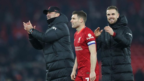 LIVERPOOL, ENGLAND - DECEMBER 22: Liverpool Manager, Jurgen Klopp celebrates with Jordan Henderson and James Milner after the Carabao Cup Quarter Final match between Liverpool and Leicester City at Anfield on December 22, 2021 in Liverpool, England. (Photo by Naomi Baker/Getty Images)