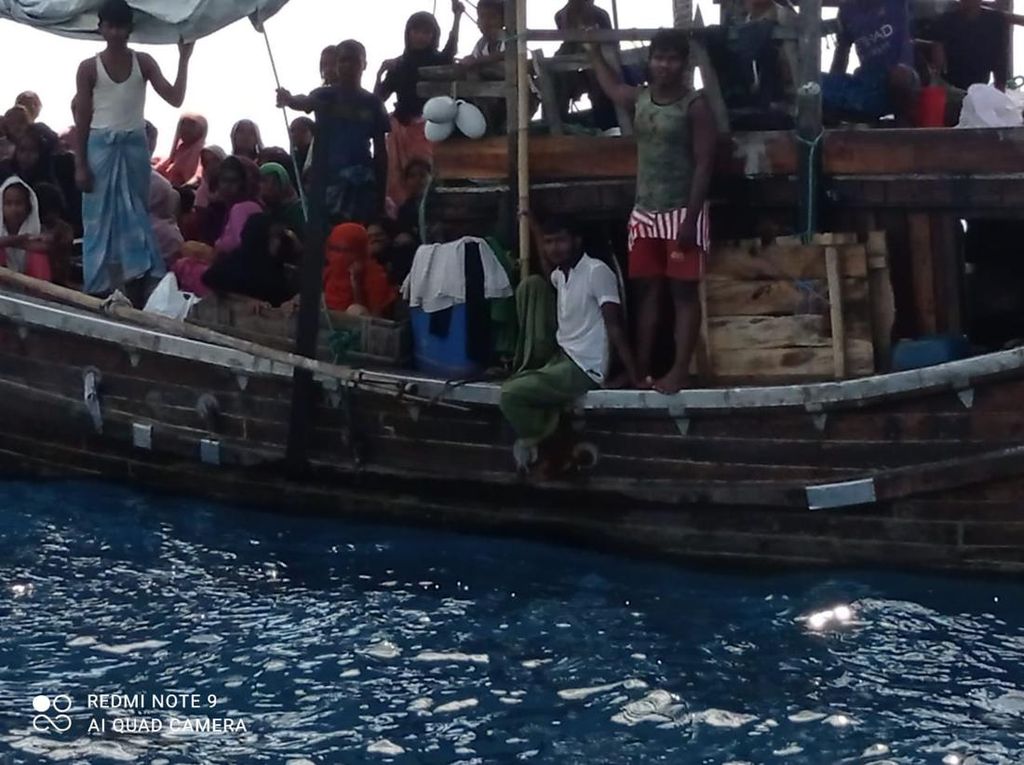 Kapal Angkut Rohingya di Aceh Diberi BBM, Diminta Lanjut ke Tujuan