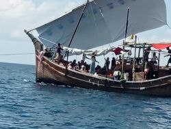 Nelayan Aceh Tarik Kapal Angkut Pengungsi Rohingya ke Daratan