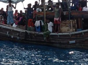 Nelayan Lihat Kapal Diduga Bawa Warga Etnis Rohingya di Perairan Aceh Nelayan Lihat Kapal Diduga Bawa Warga Etnis Rohingya di Perairan Aceh