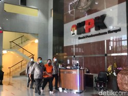KPK Tahan Tersangka Kasus Suap Pegawai Ditjen Pajak Alfred Simanjuntak