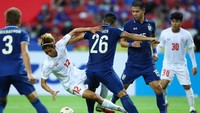 Kritsada Kaman (tengah dalam foto nomor 26), bek tengah Thailand berusia 22 tahun ini mencatatkan 18 clearances dan 15 interceptions sepanjang pegelaran Piala AFF (Getty Images/Yong Teck Lim)