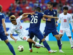 Kritsada Kaman (tengah dalam foto nomor 26), bek tengah Thailand berusia 22 tahun ini mencatatkan 18 clearances dan 15 interceptions sepanjang pegelaran Piala AFF (Getty Images/Yong Teck Lim)