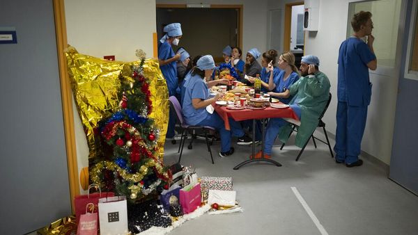 Melihat Perayaan Natal Para Tenaga Kesehatan di RS Prancis