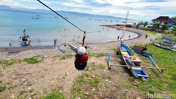 Memacu Adrenalin Naik Flying Fox di Pantai Cikembang Sukabumi