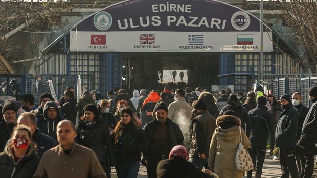 Bulgarian tourists shop at a bazaar in Edirne, near Bulgaria border, in Turkey, Friday, Dec. 24, 2021. Bulgarian shoppers are crossing Turkey’s western border in packed cars and buses, taking advantage of a declining Turkish lira to fuel their own shopping sprees. Their first stop is the currency exchange and then it's off to the markets and grocery stores in the northwestern city of Edirne. (AP Photo/Emrah Gurel)