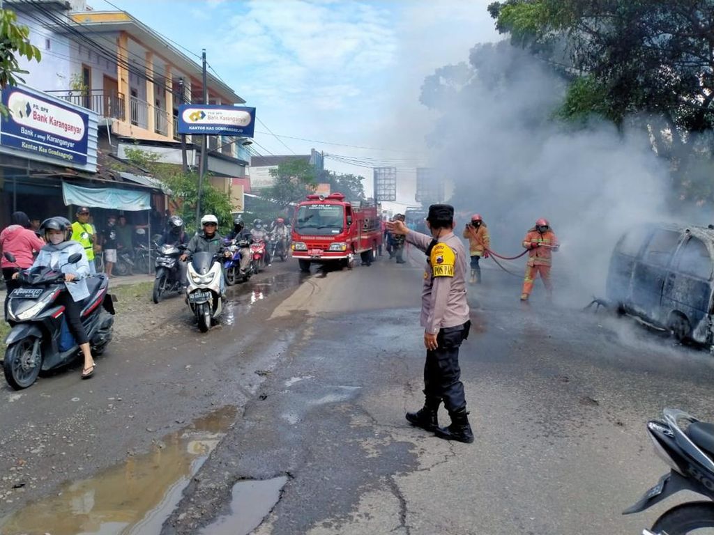 Mobil Terbakar di Solo-Purwodadi Karanganyar, Penumpang Terluka