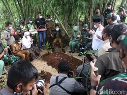 Momen Jenderal Dudung Ziarah ke Makam Handi-Salsa