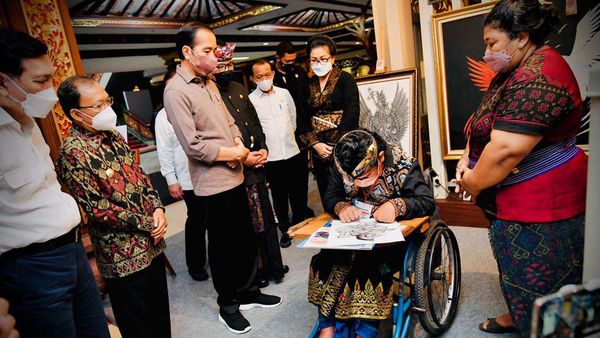 Momen Jokowi Kunjungi Pameran IKM Bali Bangkit
