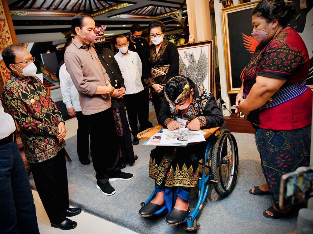 Momen Jokowi Kunjungi Pameran IKM Bali Bangkit Momen Jokowi Kunjungi Pameran IKM Bali Bangkit