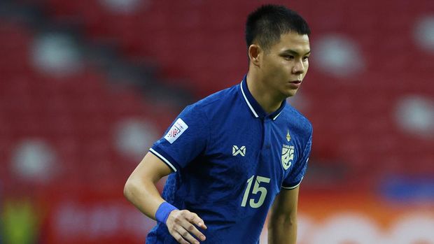 SINGAPORE, SINGAPORE - DECEMBER 11: Narubadin Weerawatnodom #15 of Thailand controls the ball during the first half of the AFF Suzuki Cup Group A game against Myanmar at the National Stadium on December 11, 2021 in Singapore. (Photo by Yong Teck Lim/Getty Images)