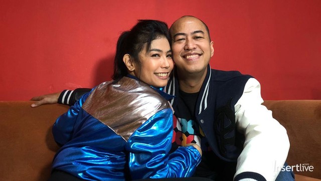 Gosip Terkini Selebriti Insertlive : Ini Gamila, Sosok Istri Pandji Pragiwaksono yang Multitalenta