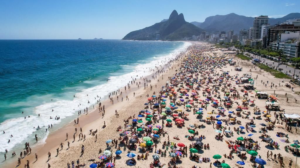 Pantai di Brasil Ramai Meski Varian Omicron Tengah Mengintai