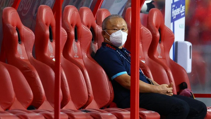 SINGAPORE, SINGAPORE - DECEMBER 26: Head coach Park Hang Seo of Vietnam looks on prior to the second leg of the AFF Suzuki Cup semifinal against Thailand at the National Stadium on December 26, 2021 in Singapore. (Photo by Yong Teck Lim/Getty Images)