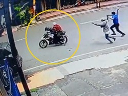 Kakek di Makassar Dirampok di Halaman Parkir Bank, Aksi Terekam CCTV