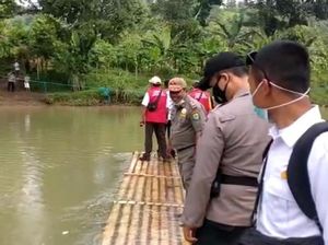 Kejar Target Vaksinasi, Petugas Arungi Sungai Datangi Warga Pelosok Cianjur