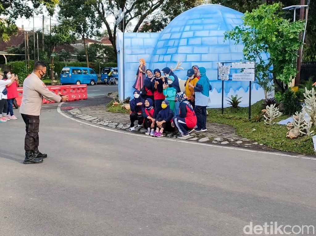 Bertema Frozen dan Iglo, Pospam Nataru di Kota Malang Jadi Spot Foto Menarik