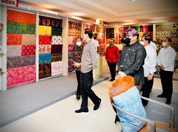 Tinjau Pameran Kerajinan-Lukisan di Bali, Jokowi Puji Setinggi Langit