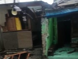 Angin Kencang Terbangkan Atap Rumah Warga di Pesisir Kenjeran Surabaya