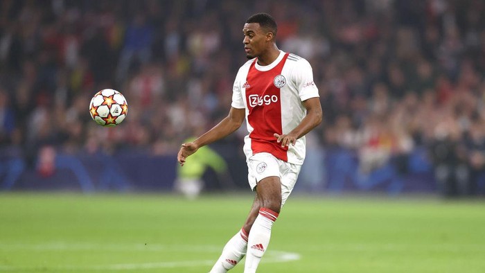 Ryan Gravenberch AMSTERDAM, NETHERLANDS - OCTOBER 19: Ryan Gravenberch of AFC Ajax in action during the UEFA Champions League group C match between AFC Ajax and Borussia Dortmund at Amsterdam Arena on October 19, 2021 in Amsterdam, Netherlands. (Photo by Dean Mouhtaropoulos/Getty Images)
