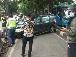 Mobil Tabrak Separator di Jaksel, Pemotor Luka Kena Bongkahan