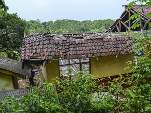 Diguyur Hujan Deras, Atap SDN di Ciamis Ambruk