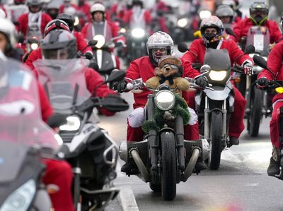 Aksi Biker di Serbia Konvoi Pakai Kostum Sinterklas Saat Natal