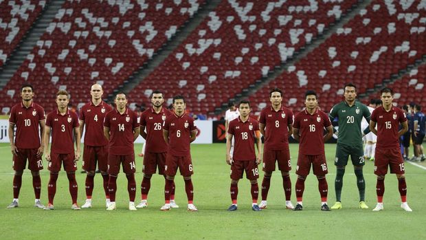 Thailand players pose for a photo during the AFF Suzuki Cup 2020 semi-final second leg match between Thailand and Vietnam in Singapore, Sunday, Dec. 26, 2021. (AP Photo/Suhaimi Abdullah)
