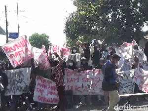 Ratusan Siswa dan Alumni SMK di Lumajang Demo Minta Eksekusi Sekolah Ditunda
